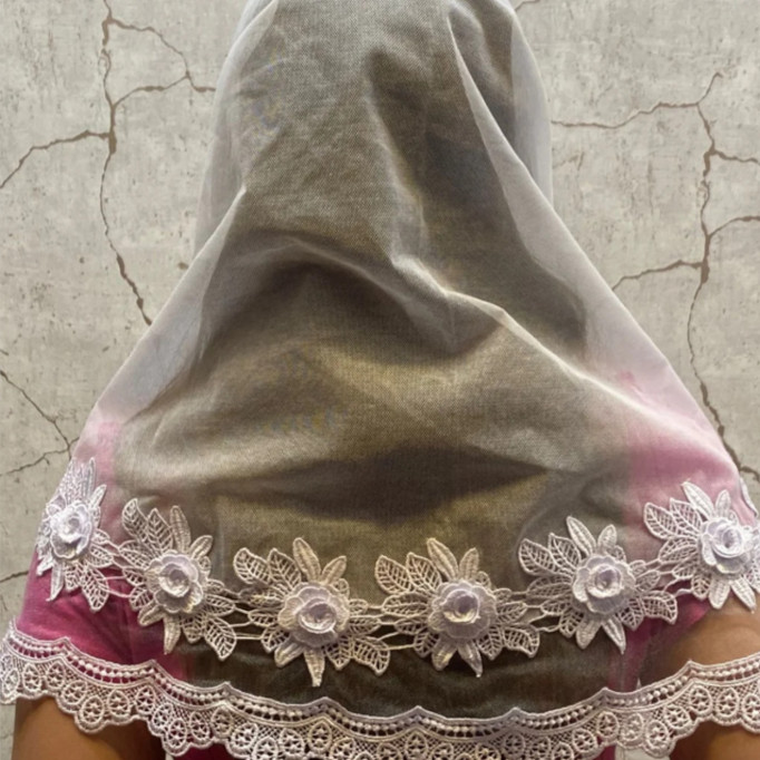 Véus com aplicações de pedras.